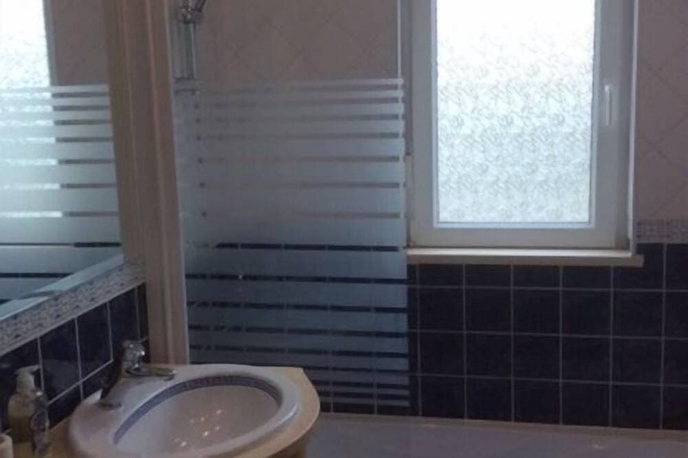Foto 7 von 29: Luxuriöse Villa, privater beheizter Pool, Klimaanlage, WLAN, sichere geschlossene Gärten