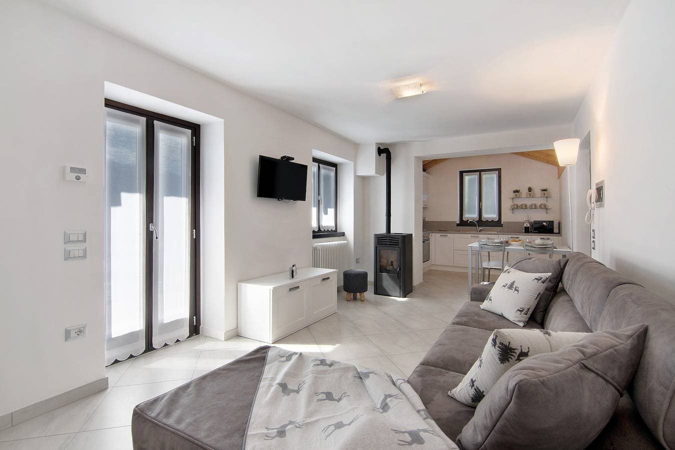 Foto 9 von 32: Chalet Rustico Borgo Vico: Seeblick, Terrasse, Parkplatz – Radfahrer willkommen!