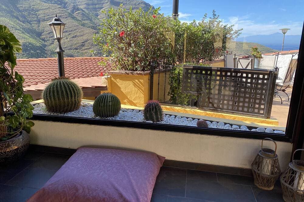 Foto 10 von 30: \"Los Jazmines\" Blick Auf Berg Und Meer.  Jacuzzi Exterior, Peace und WIFI