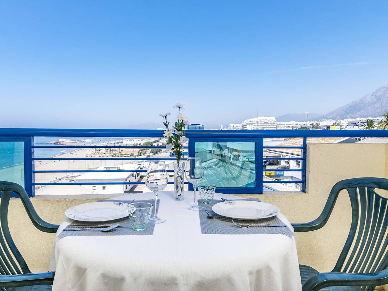 Apartment am Meer mit Pool, Klimaanlage, WLAN und Parkplatz in Marbella 1