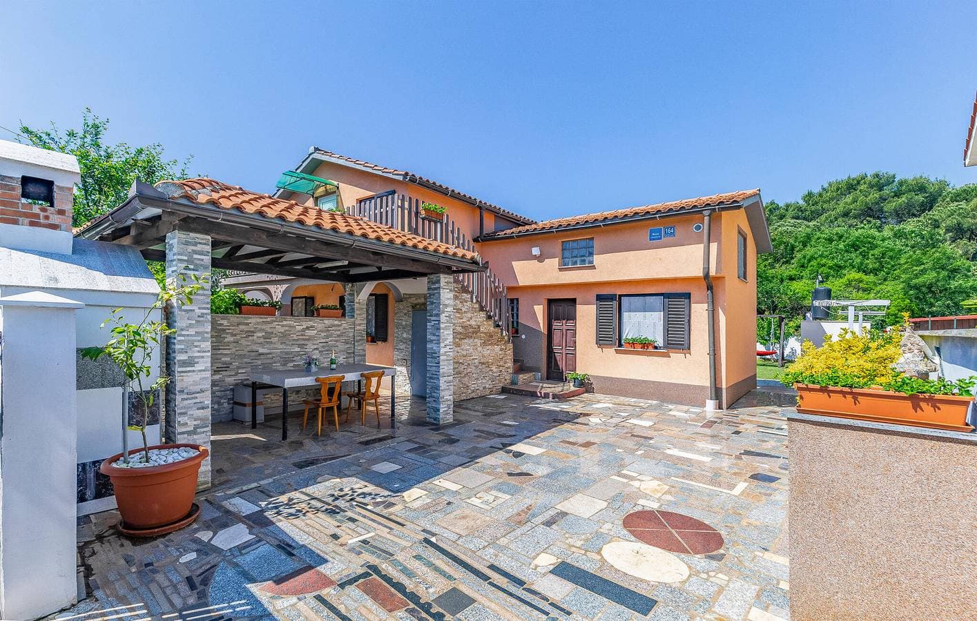 Gemütliche Ferienwohnung mit Terrasse, Klimaanlage und Parkplatz in der Nähe des Strandes Bijeca 1