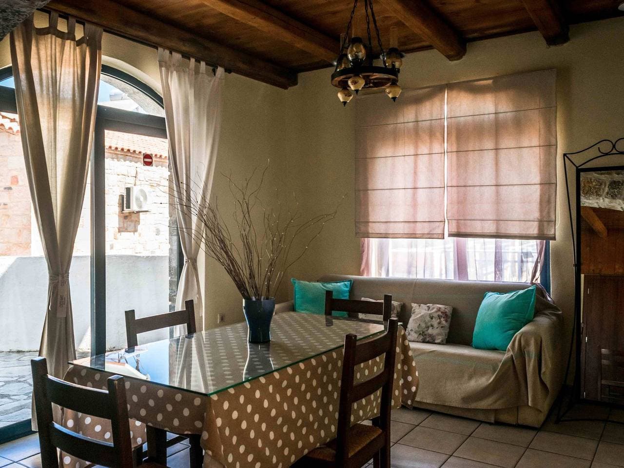 Foto 4 von 12: Niriides Villas_Nisso_ 2-Schlafzimmer privater Pool