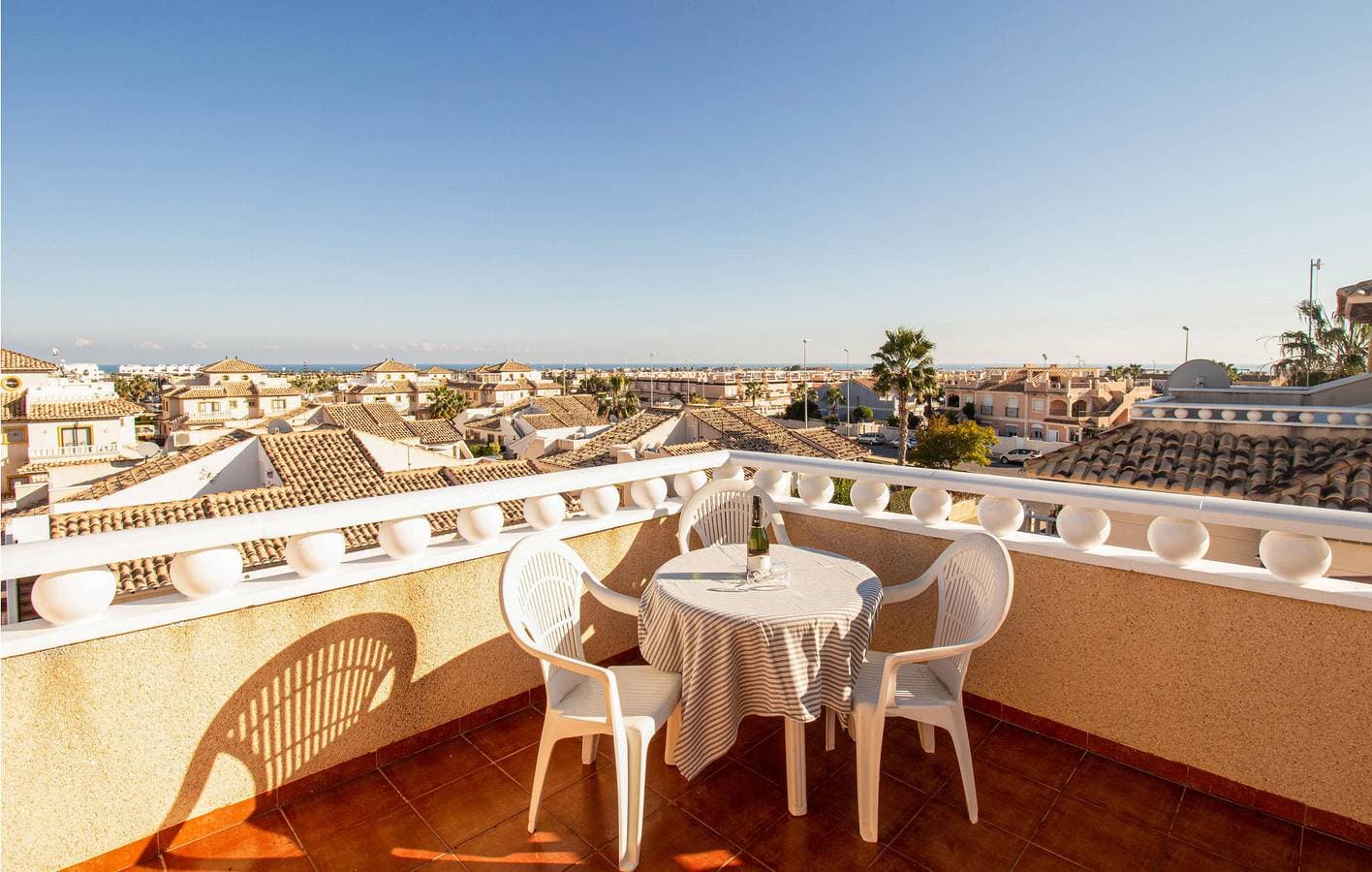 Foto 3 von 29: Klimatisiertes Apartment mit Parkplatz, Pool und Terrasse 1,5 km zum Strand