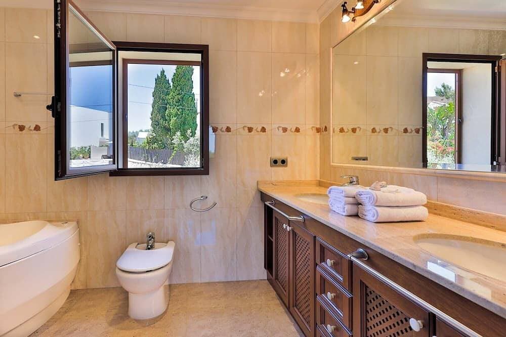 Foto 11 von 30: Ferienhaus Vidal für 8 Personen, privater Pool Garten in Portopetro, Klima, Wifi