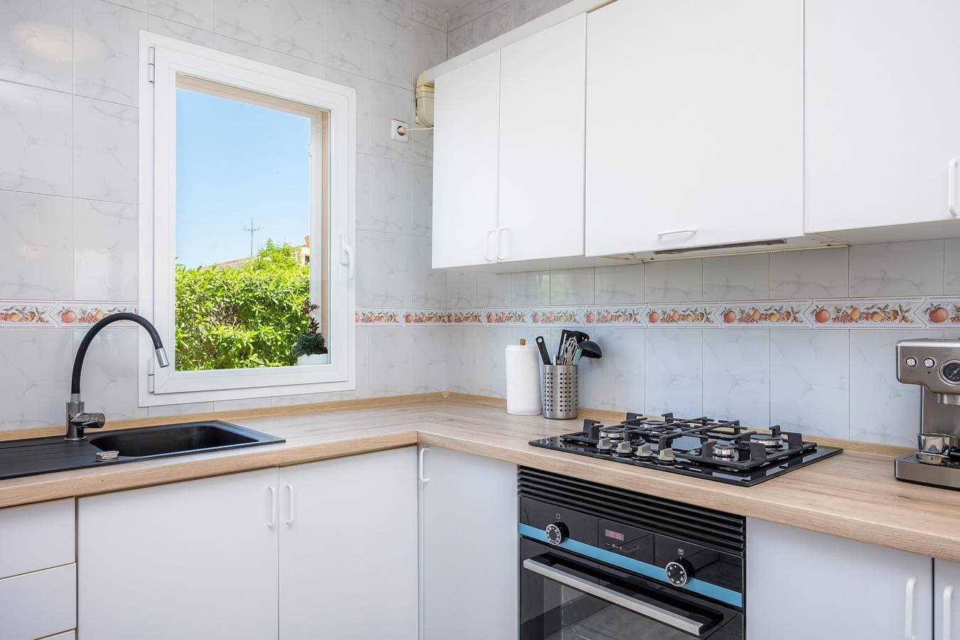 Foto 11 von 31: Ferienhaus „Villa Sion“ mit Bergblick, Pool, WLAN & Terrasse, nahe Stränden