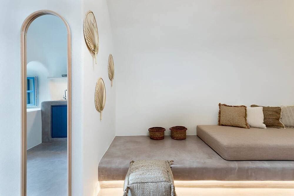 Foto 8 von 20: Amazing Santorini Suite | Ananke Suite | Private Hot Tub | Spacious Furnished.