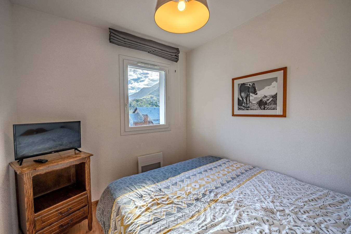 Foto 10 von 19: Ferienwohnung „Le calme de Ax“ mit Bergblick, Gemeinschaftspool und Balkon