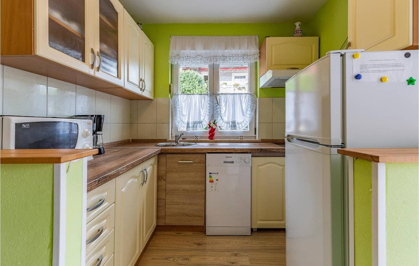 Foto 11 von 19: Gemütliche Ferienwohnung mit Terrasse, Parkplatz und 1 km Entfernung zum Strand Bijela