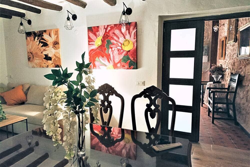 Foto 8 von 24: Rural tourist apartment with spa area. Main Square. Pb. Sant Jordi