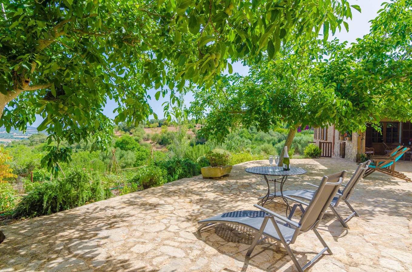 Foto 12 von 54: Villa für 8 Personen mit Terrasse