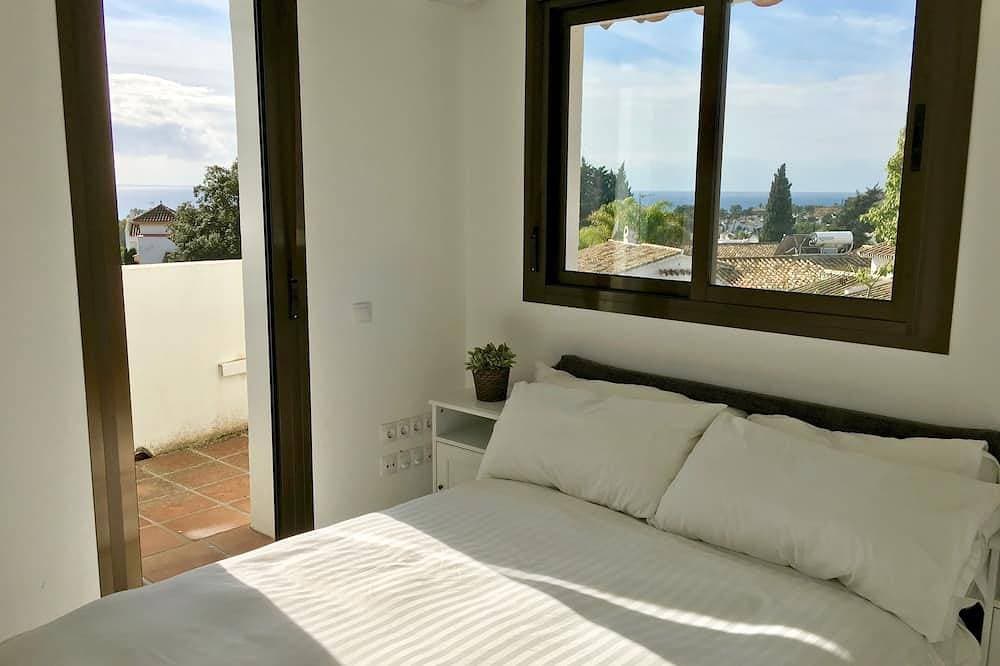 Foto 2 von 23: Geräumige, helle Villa: großer Pool, 3 Schlafzimmer, 3 Bäder, Meerblick