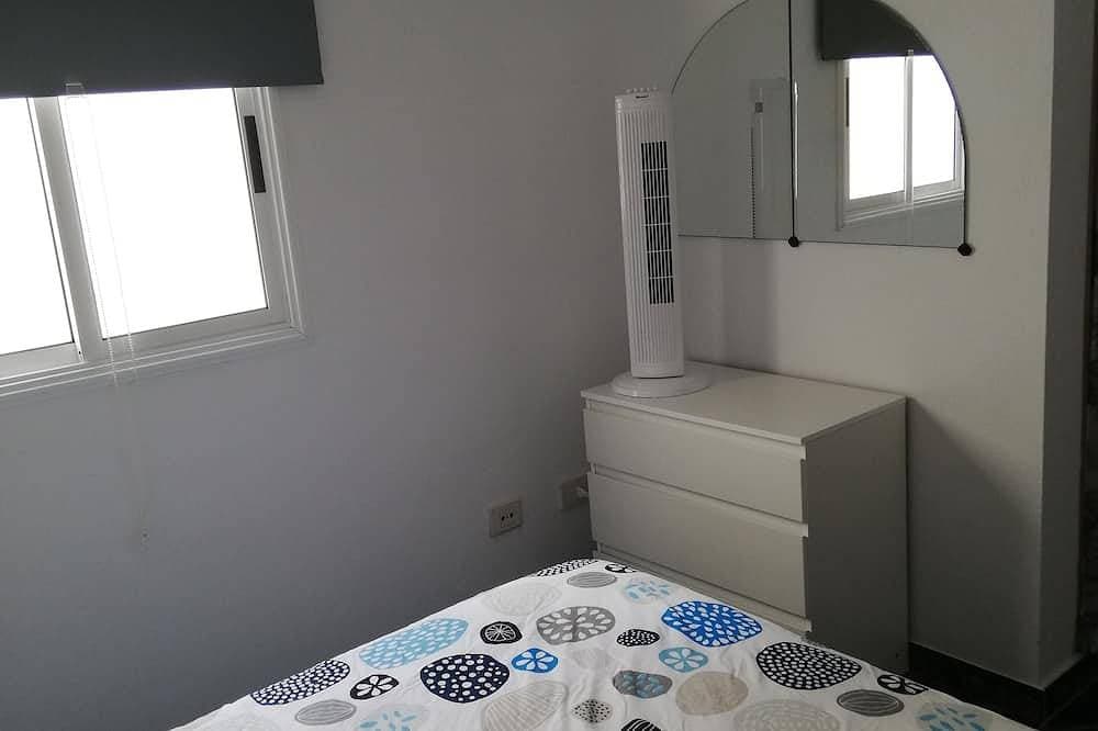 Foto 8 von 26: Geräumiges und helles Apartment mit 3 Schlafzimmern, Wohnzimmer mit Küche / Esszimmer und 1 Badezimmer.