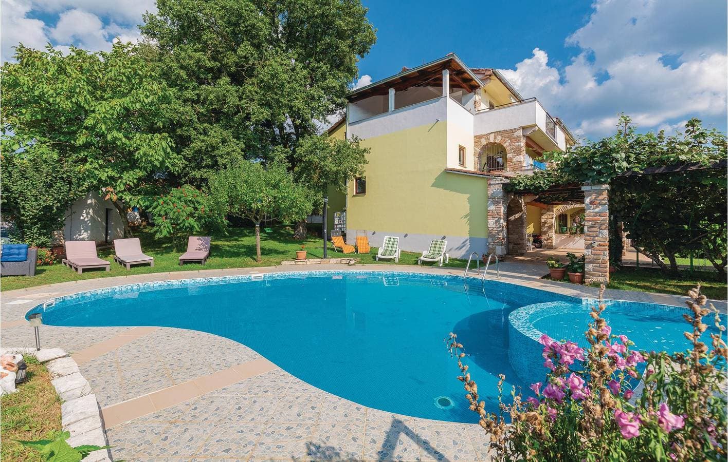 Foto 10 von 35: Gemütliche Unterkunft, 2 km von Tinjan entfernt: WLAN, Pool, Terrasse und Parkplätze!
