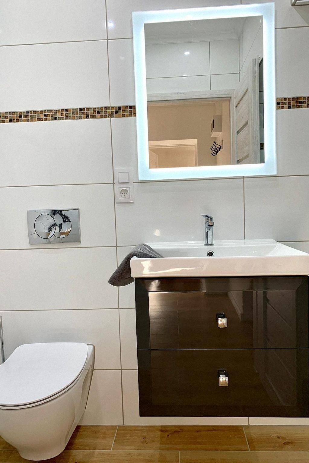 Foto 2 von 12: Kleine, frisch renovierte Zwei-Zimmerwohnung
