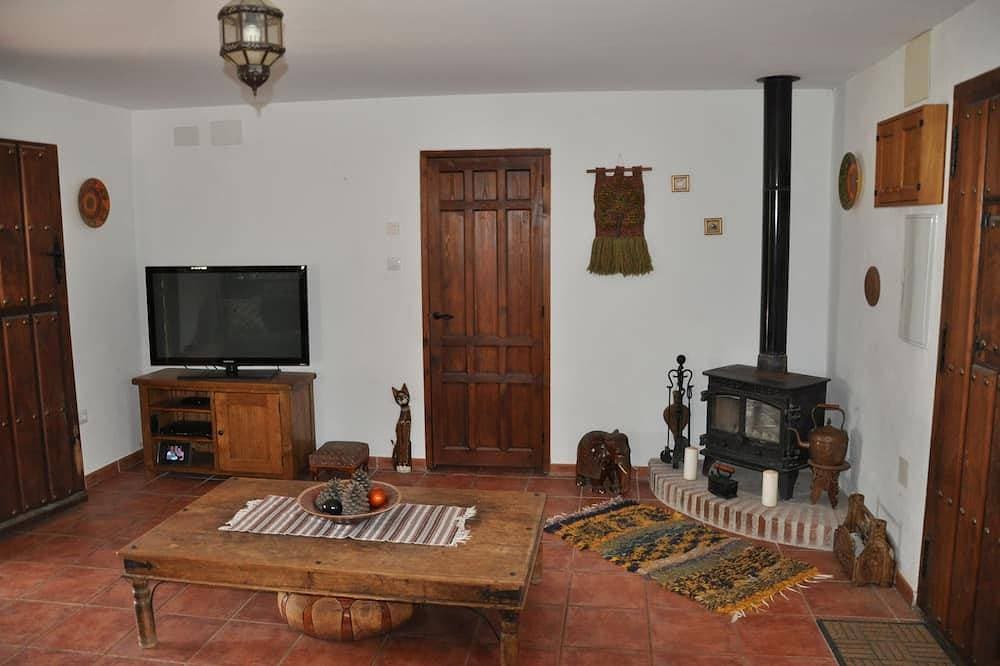 Foto 11 von 22: Ein 2 Schlafzimmer Landhaus mit einem großen privaten Garten und Schwimmbad