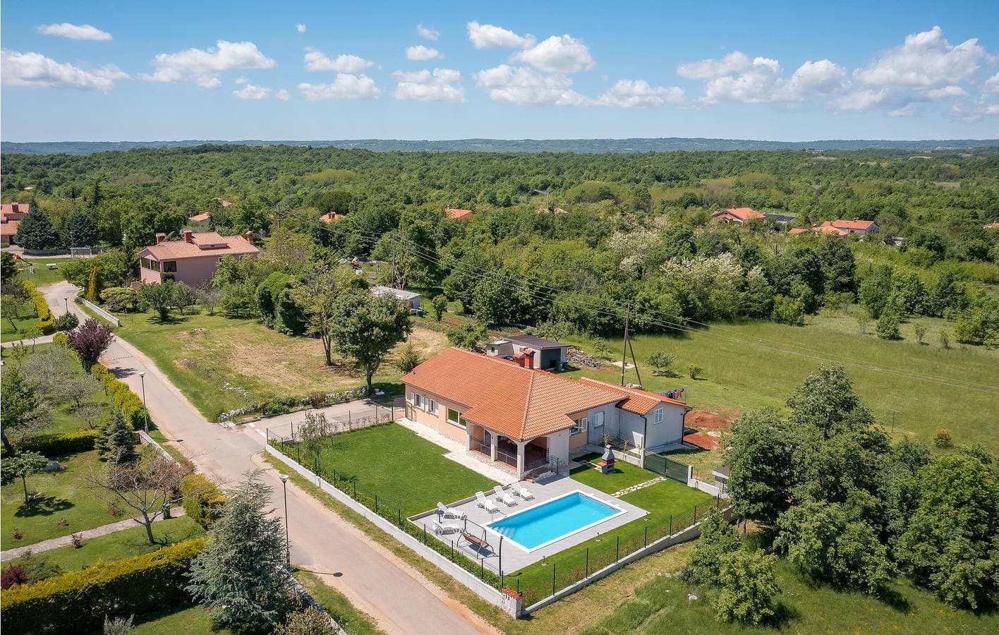 Foto 5 von 37: Charmante 2-Zimmer-Wohnung mit Pool, WLAN und Parkplatz in der Nähe des Stadtzentrums von Raša