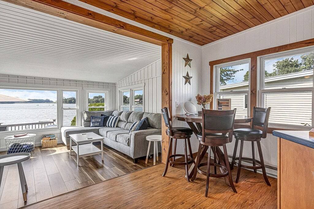 Foto 6 von 41: Lakefront Cottage with kayaks, paddleboat, aqua mat, & Big deck close to Elkhart