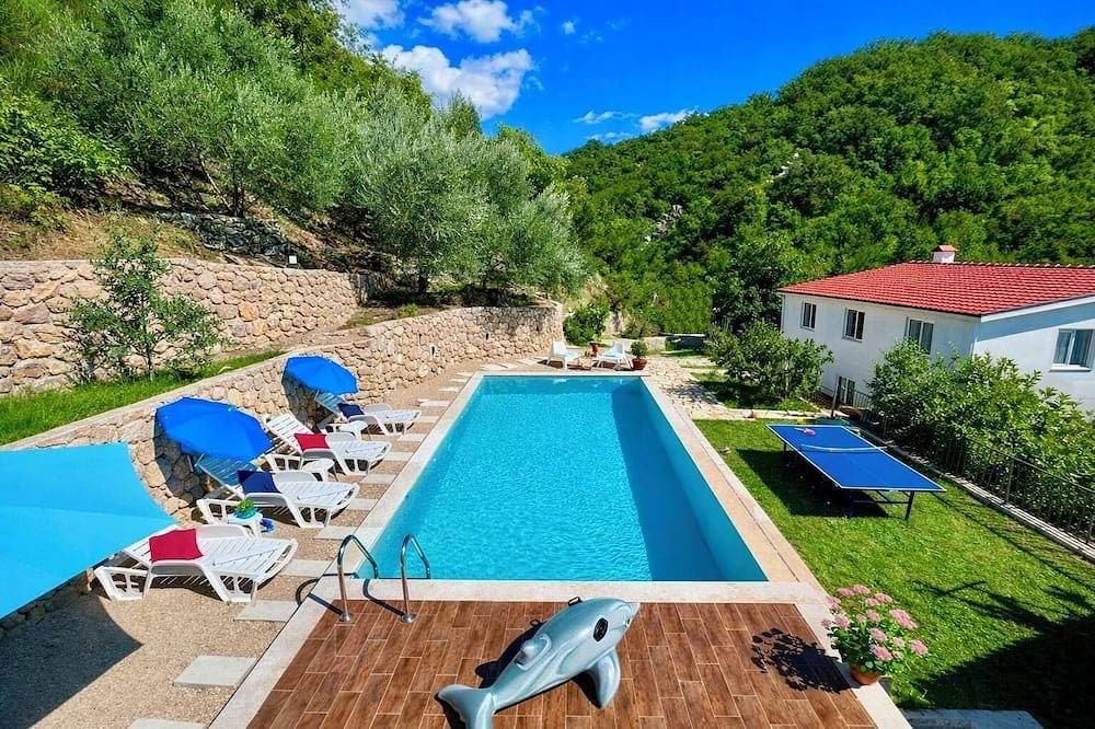 Spacious 4-bedroom house with infinity pool for relaxing in lovely Herceg Novi 1