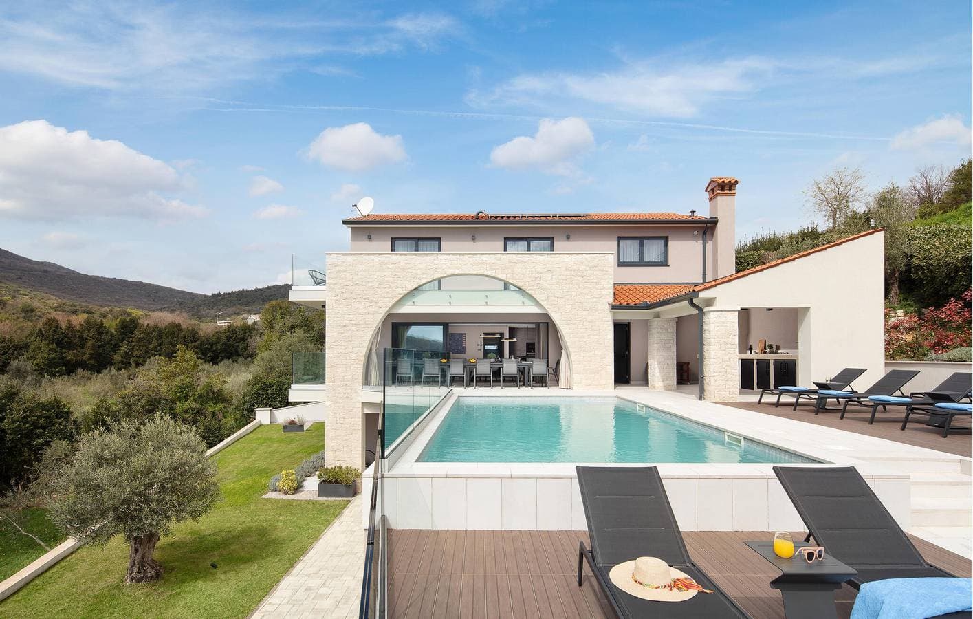 Foto 5 von 44: Gemütliche 2-Zimmer-Wohnung mit Pool, WLAN und Terrasse – 2,5 km vom Strand entfernt