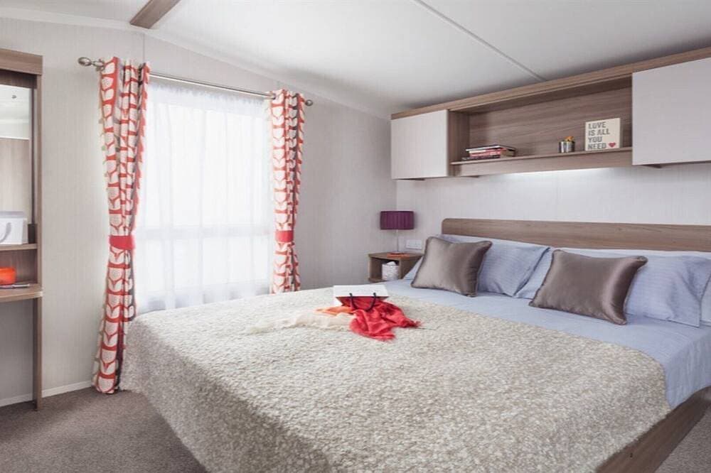 Foto 3 von 21: Delux Caravan für 6 Personen auf fantastischem Gelände mit Terrassentüren nach draußen.