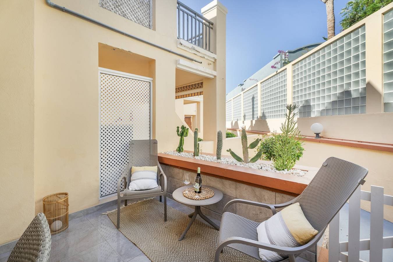 Foto 3 von 28: Ferienwohnung 'Yucca Park 1 Bed' mit privater Terrasse, WLAN und Klimaanlage