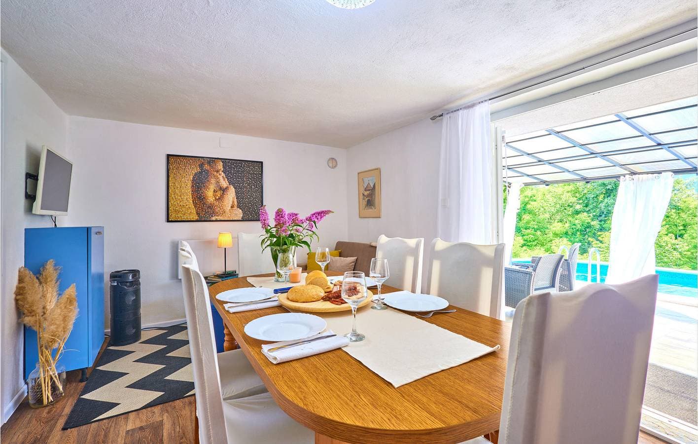 Foto 6 von 22: Charmante 76 m² große Wohnung mit WLAN, Pool, Terrasse und Grill