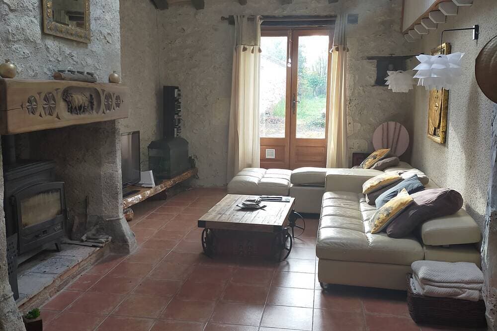 Foto 10 von 18: Renovated country house large intimate fenced park private swimming pool jacuzzi