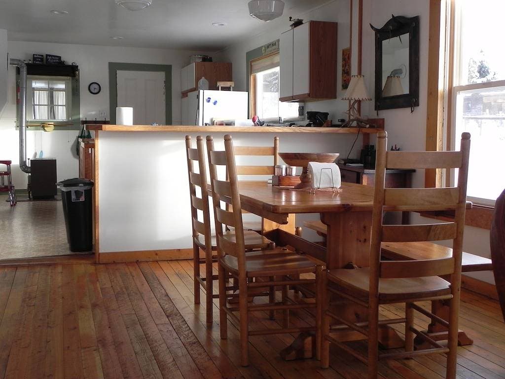 Foto 3 von 23: The Douglas Creek Cottage Komfortabel, jetzt mit Dish Network TV und kostenfreiem WLAN