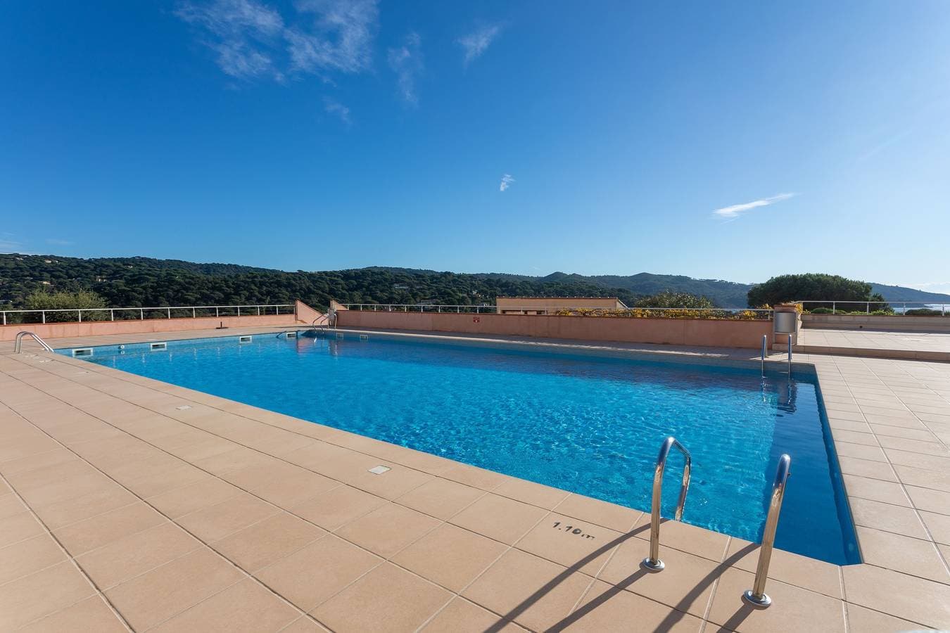 Foto 3 von 26: Appartement 'Sylvabelle' mit Meerblick, Gemeinschaftspool und privater Terrasse