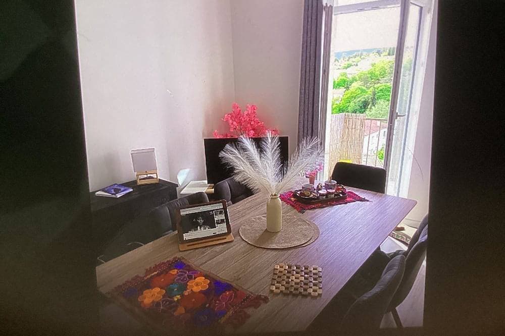 Foto 4 von 7: Apartment in the heart of the village, in a quiet location, with a panoramic view.