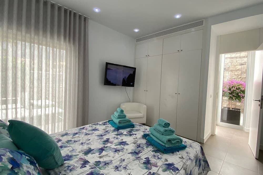 Foto 3 von 30: Luxury Villa in el Duque with 6 bedroom privet pool, the best area in Tenerife!