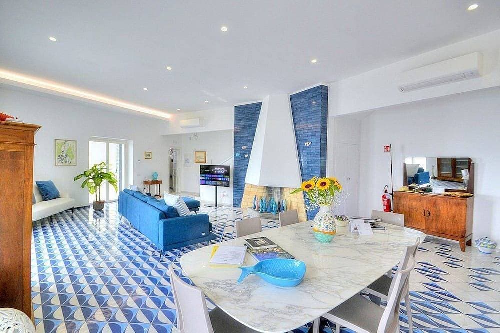 Foto 4 von 30: Villa Teti: A bright three-story villa built sheer above the sea, with Free Wi-Fi.
