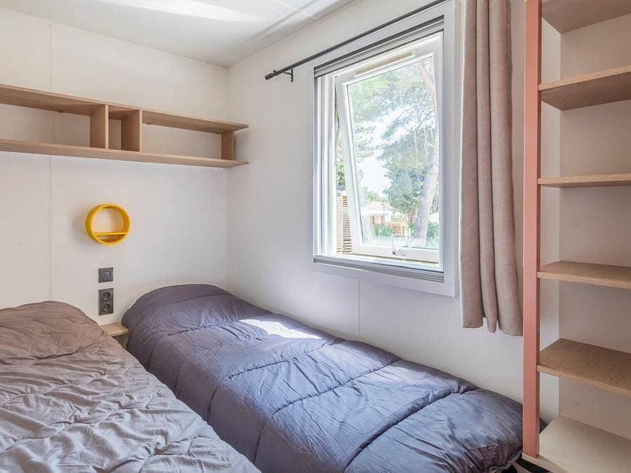 Foto 11 von 45: Tour opérateur sur le camping de Miremer - Mobilheim 6 personen - Mobilheim Homair Vacances auf dem Campingplatz Domaine de Miremer | Comfort | 3 Zi. | 6 Pers. | Erhöhte Terrasse | Klima.