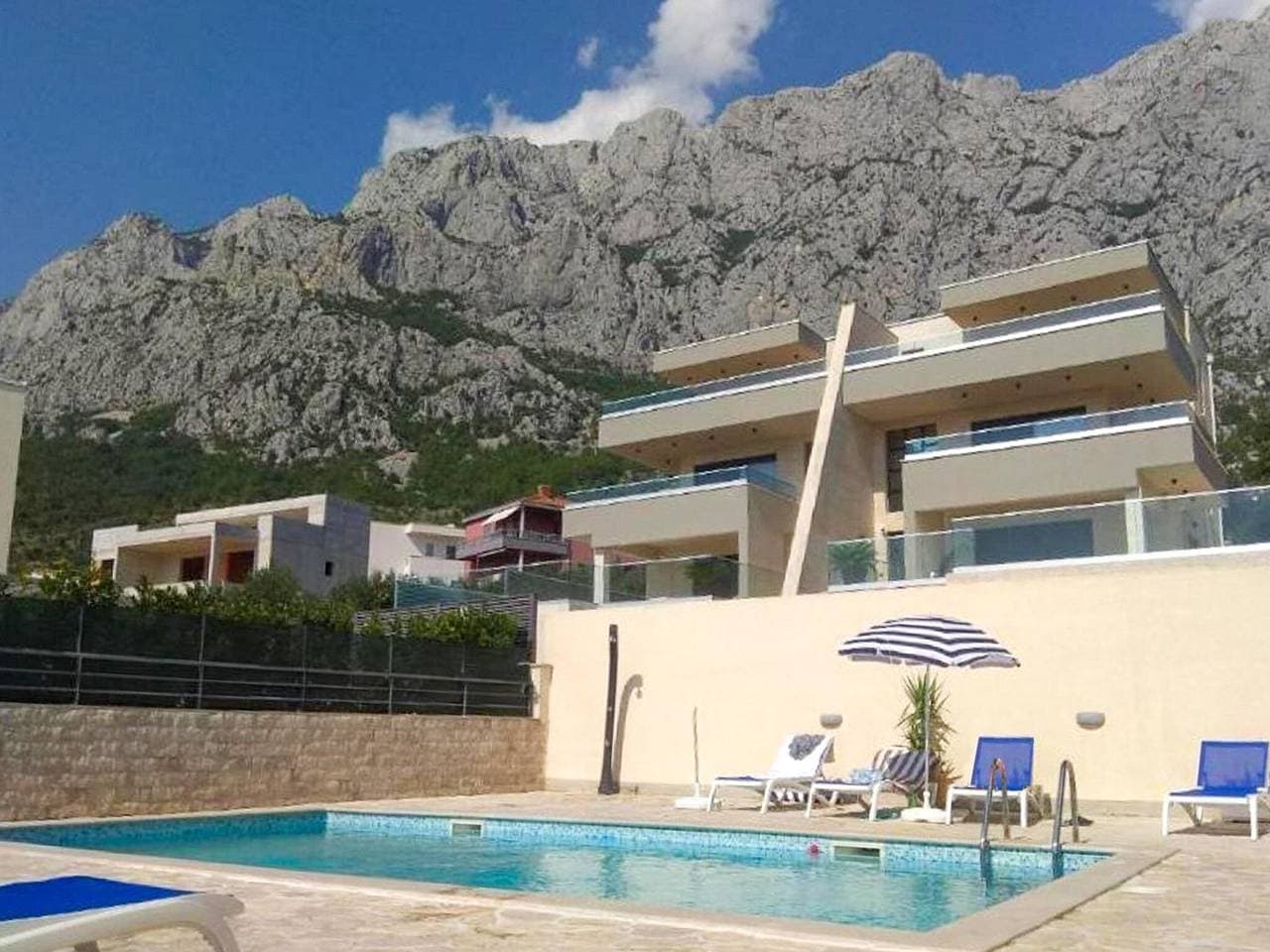 Wohnung mit Pool, Balkon und Meerblick in Makarska 1