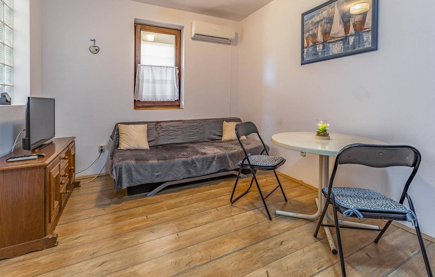 Foto 2 von 24: Gemütliche Ferienwohnung mit Terrasse und Parkplatz, 1 km vom Strand Bijeca entfernt