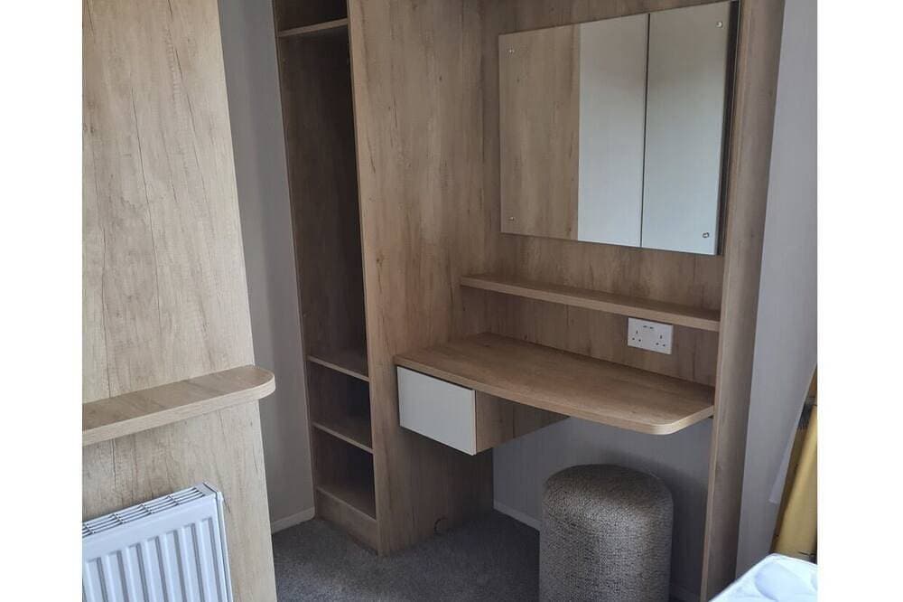 Foto 4 von 21: Delux Caravan für 6 Personen auf fantastischem Gelände mit Terrassentüren nach draußen.