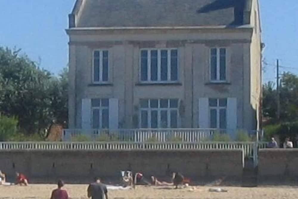 Villa mit Blick auf das Meer und die Überreste der Landung 1