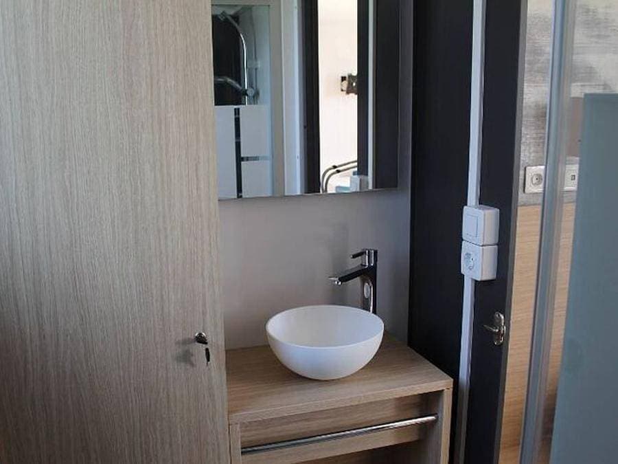 Foto 8 von 30: Camping Paradis - La Baie de Ploemeur - Mobilheim 2 personen - Mobil Home Komfort + 1 Zimmer 2 Personen, 16 m² (Modell 2020)