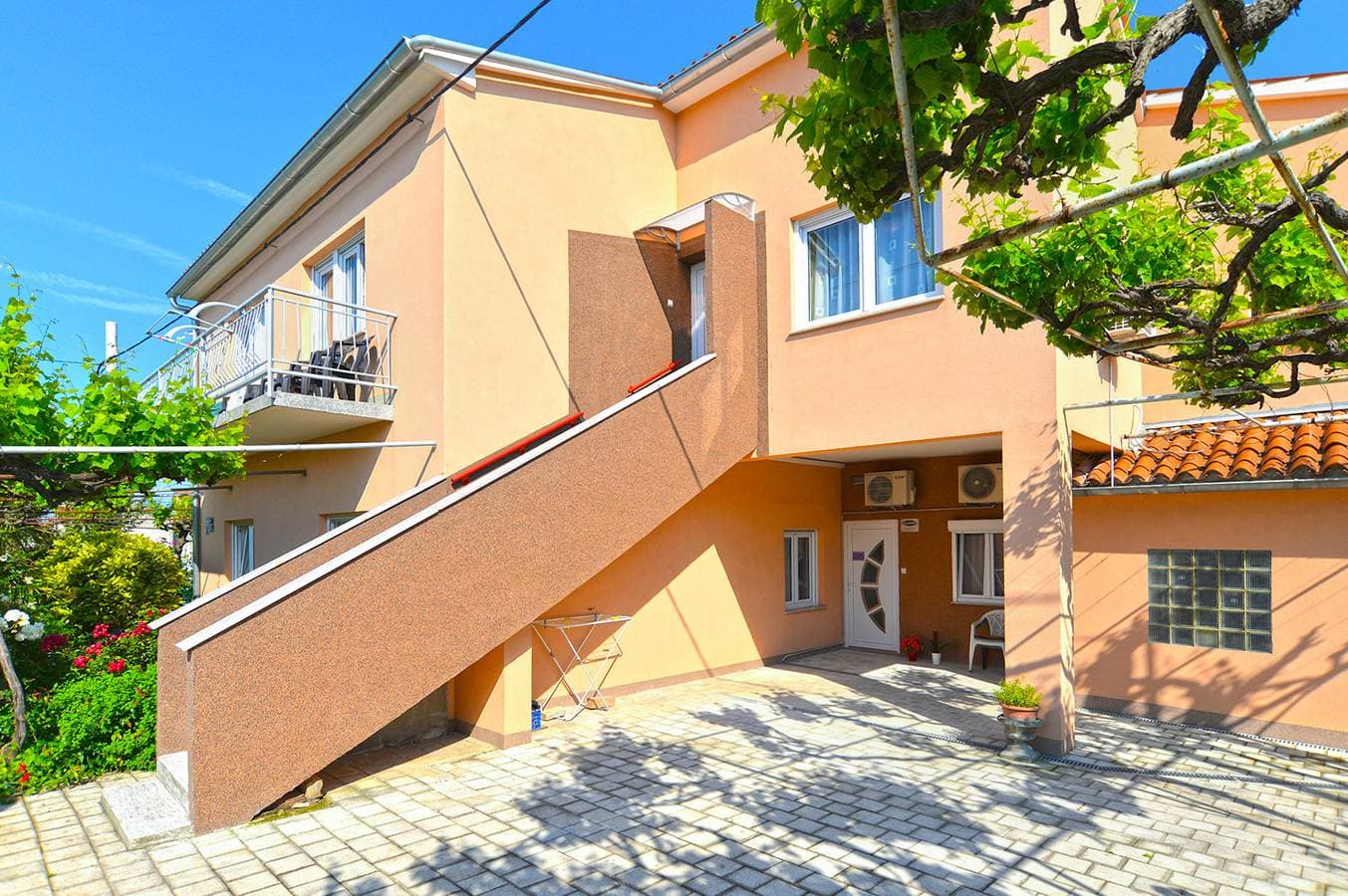 Foto 12 von 42: Ferienwohnung für 4 Personen mit Terrasse