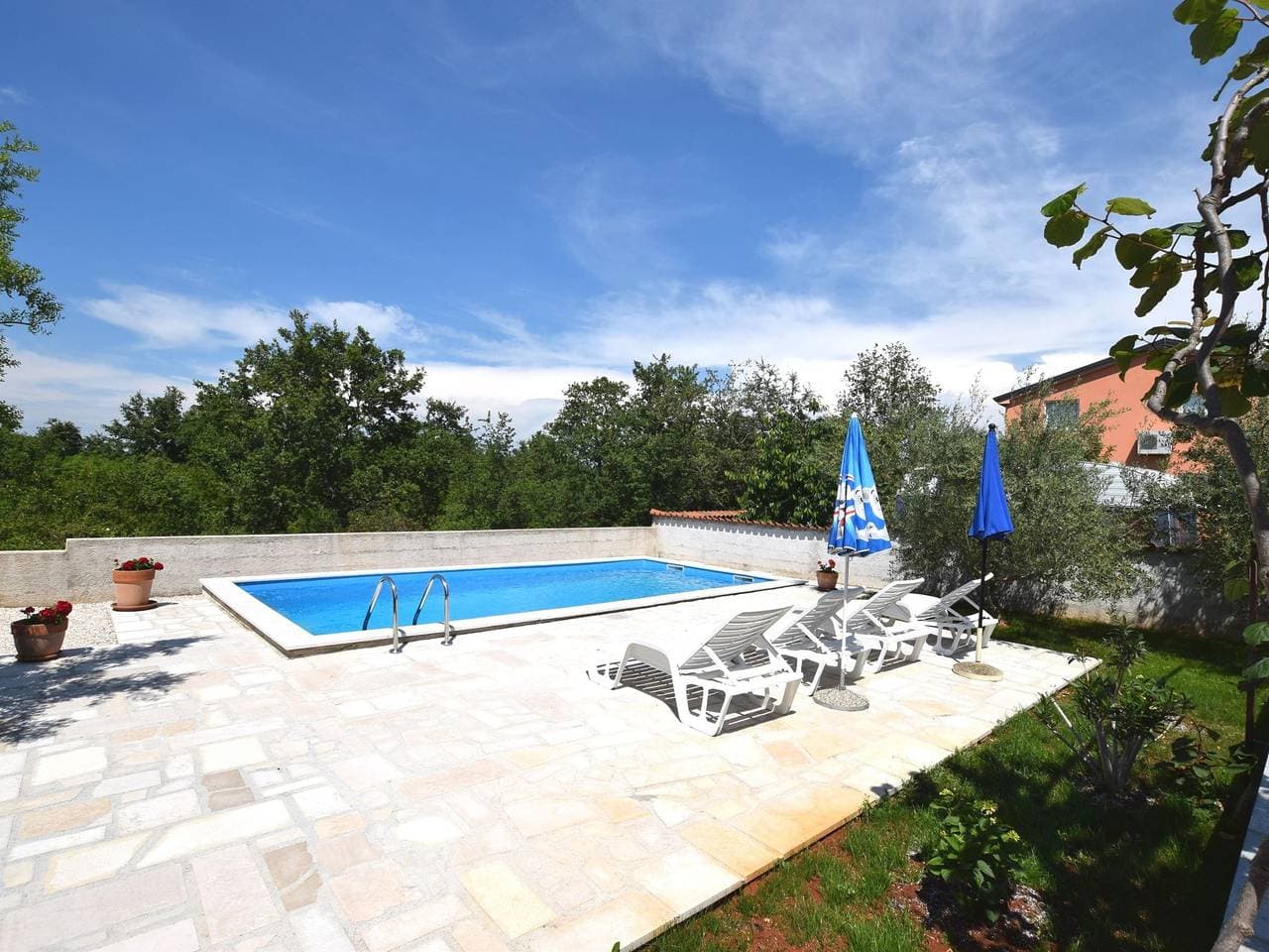 Foto 9 von 59: Charmante Villa mit Pool in Zbandaj