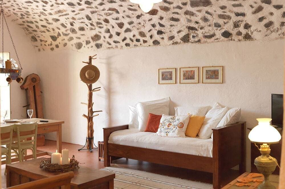 Foto 7 von 26: Charming Santorini Villa | Pori House | 1 Bedroom | Rustic & Traditional Interior | Exo Gonia