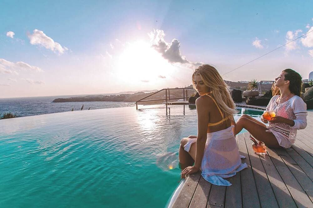 Foto 13 von 30: Apartment with Pool & Shared Infinity Pool, Sea View,  Pool Bar, Gym