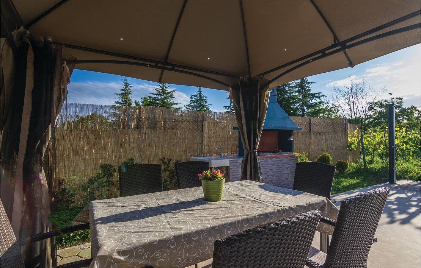 Foto 10 von 33: Gemütliche 1-Zimmer-Wohnung mit Pool und Terrasse in der Nähe von Gračišće
