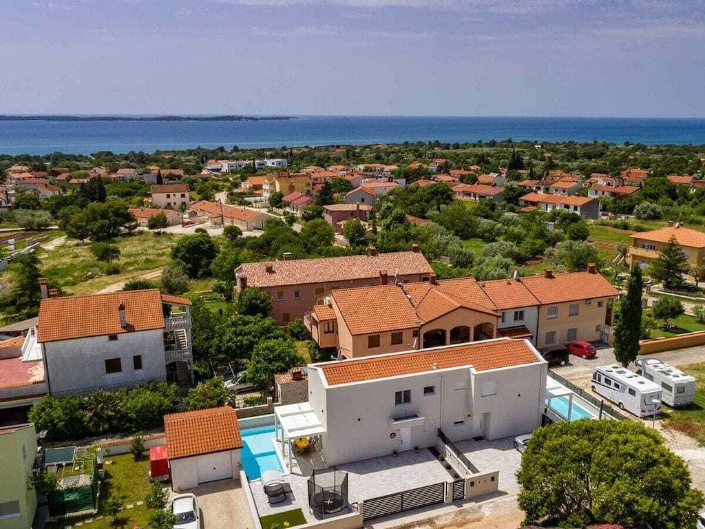 Foto 6 von 42: Ferienhaus in Peroj mit Schwimmbecken