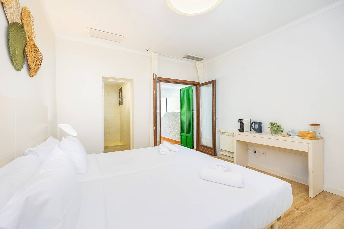 Foto 2 von 29: Hostal Boutique Canyamel - 104 Doppelzimmer mit Meerblick, Wi-Fi und Klimaanlage