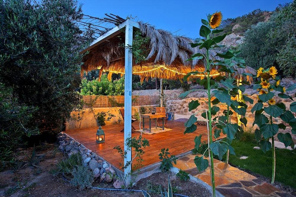 Foto 12 von 18: \"Kelari\"  300 years old cottage \"Natura cottages\" with sea view  shared garden
