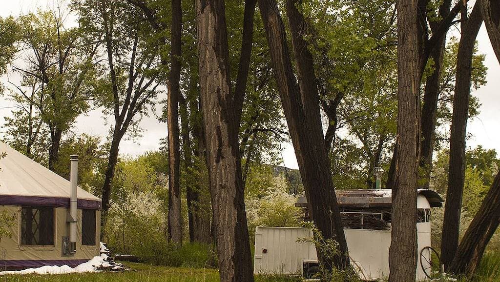 Foto 6 von 41: Die Grove Yurt ist eine primitive Wohnsituation direkt am Fluss