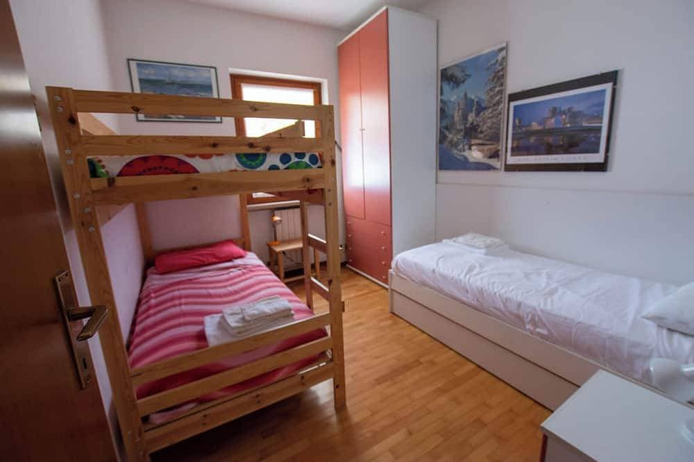 Foto 4 von 27: Traumhafter Balkon über dem See mit schönem Pool, Palmen und Olivenhain