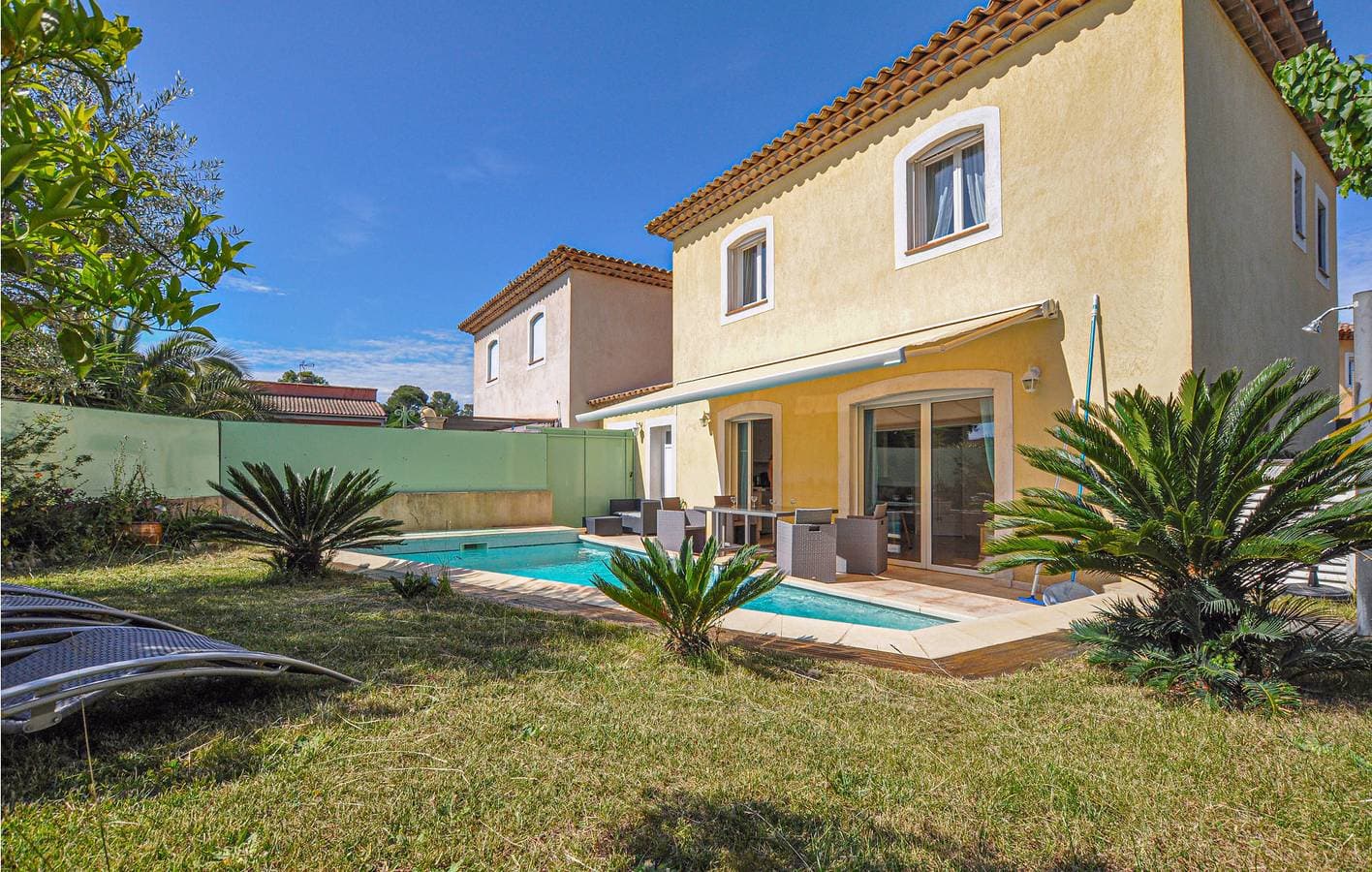 Foto 2 von 23: Moderne 2BR Apartment w / Pool, Parkplatz & Terrasse!