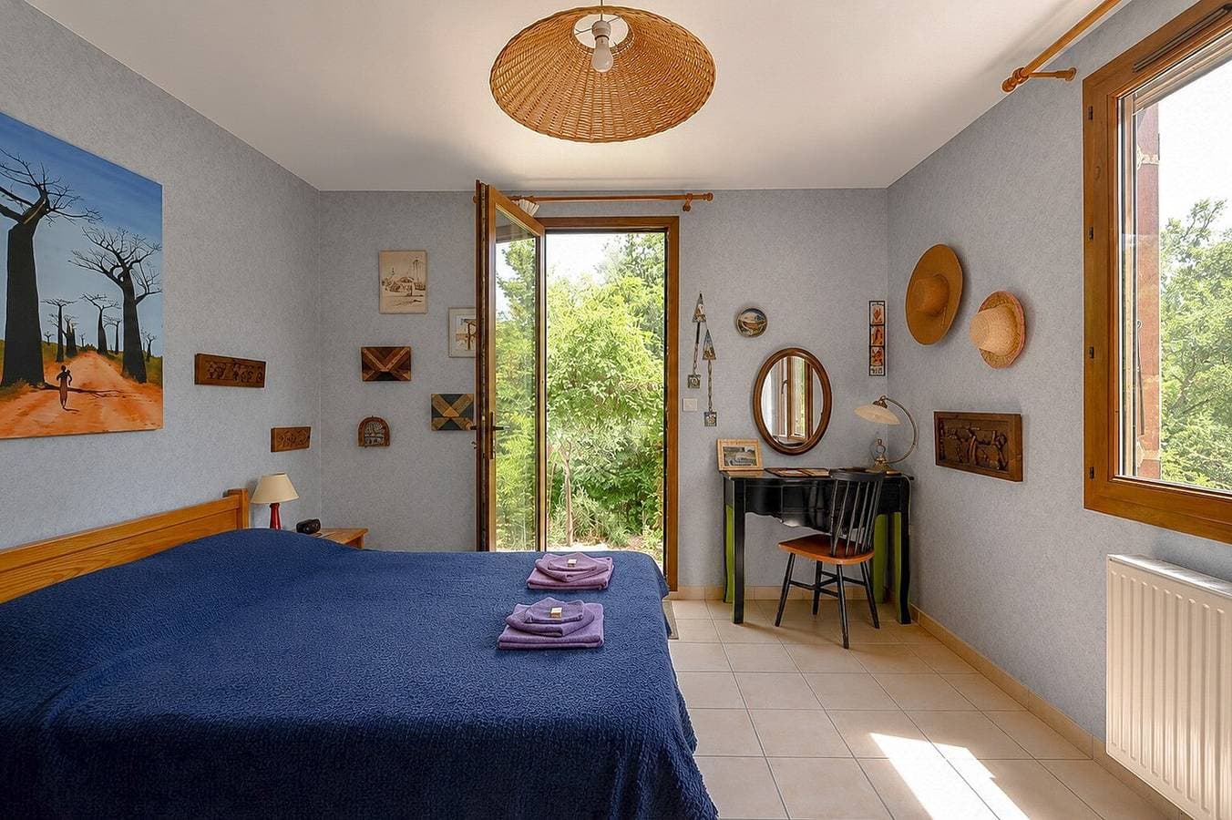 Foto 3 von 23: Gästezimmer 'Tromelin' mit privater Terrasse, WLAN und Ladestation für Elektrofahrzeuge